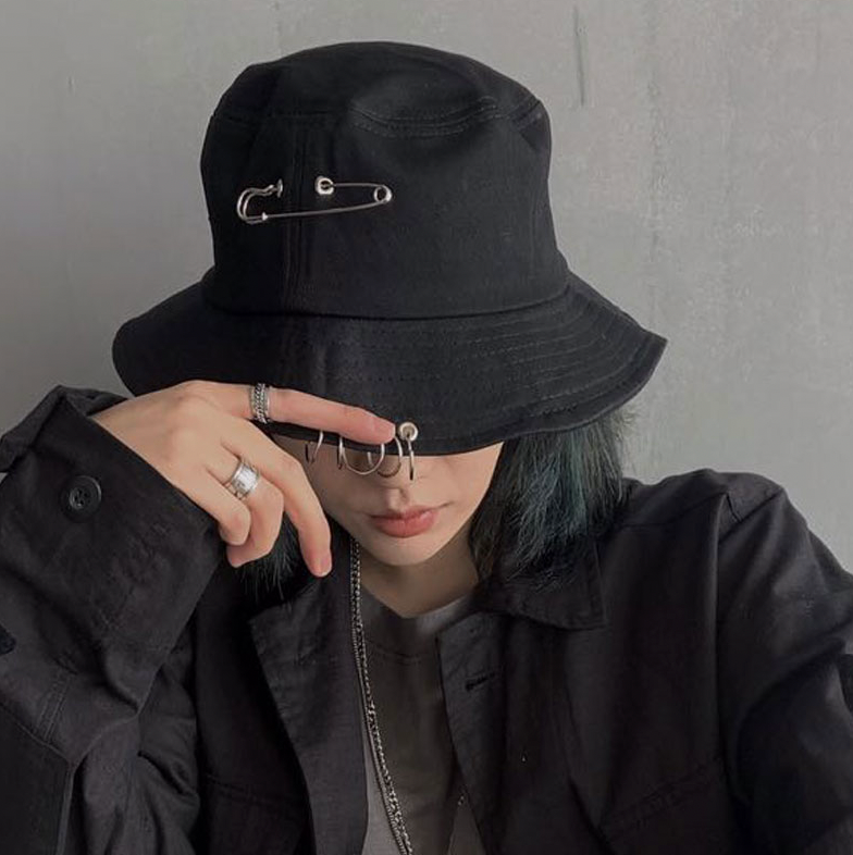 black bucket hat with rings